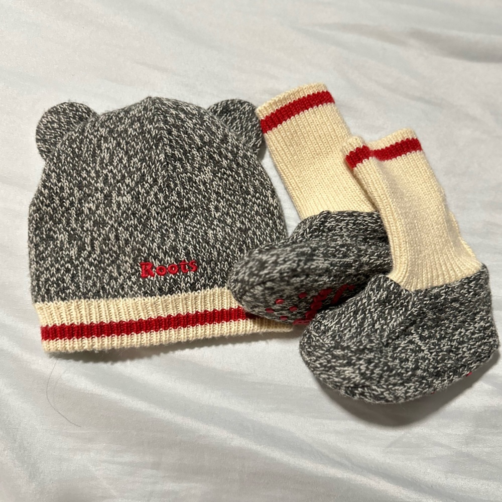 Roots baby toque and booties set. Size 12-18months. Grey Oat Mix colour